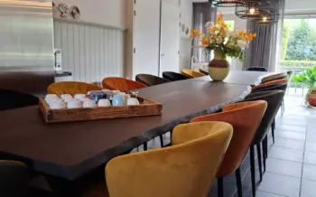 Hoeve montigny groepsaccommodatie eettafel