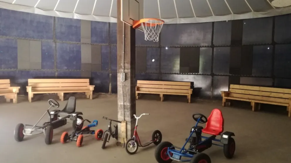 0verdekte activiteitenruimte met skelters Huis in t Veld