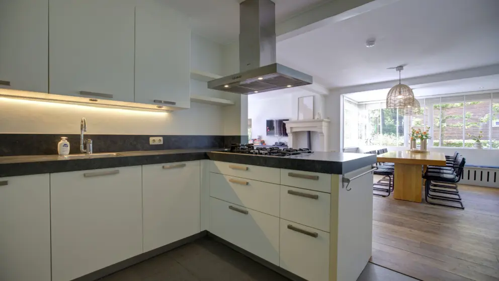 Keuken de Meidoorn met doorkijk naar eettafel
