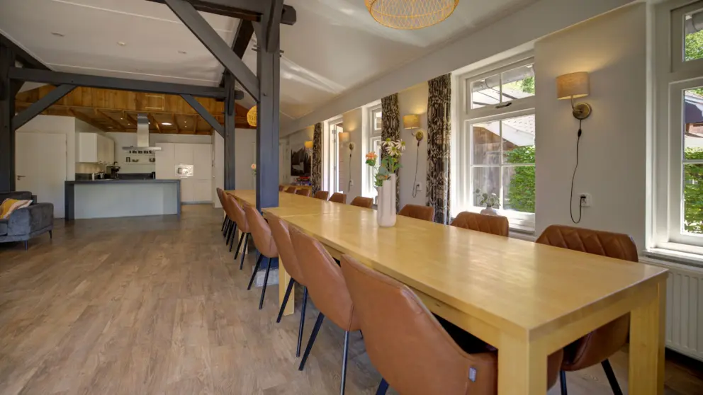 Lange eettafels in de Linde