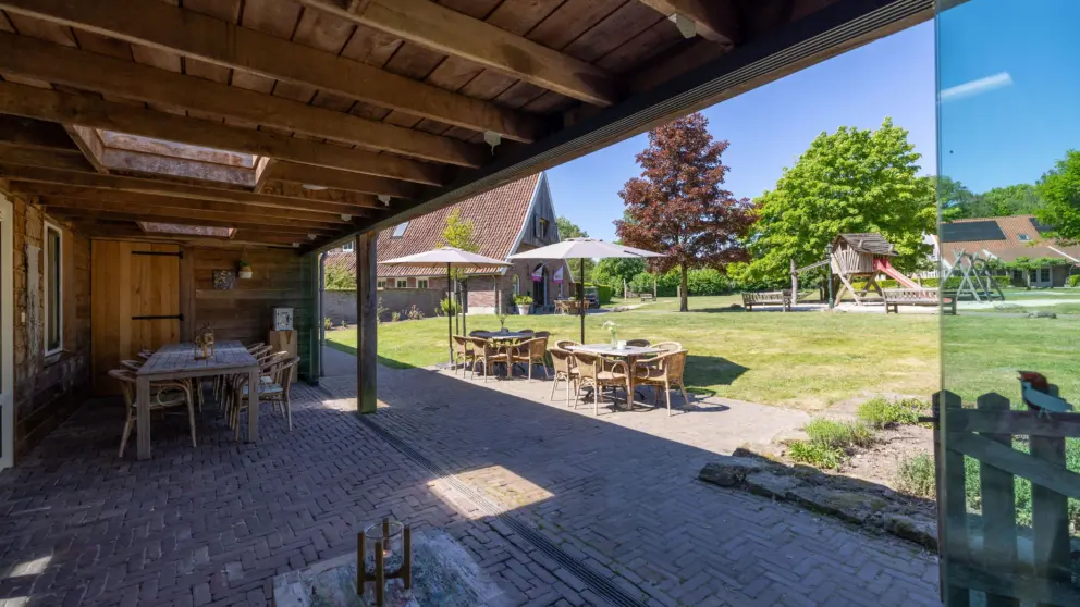 Veranda de Beuk met zicht op speelveld