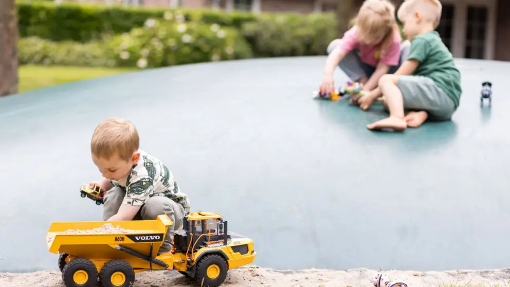 Spelen op springkussen