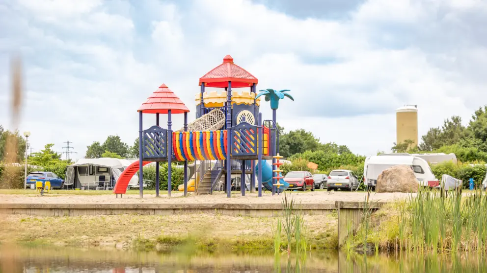 Speeltoestel bij water Akkertien