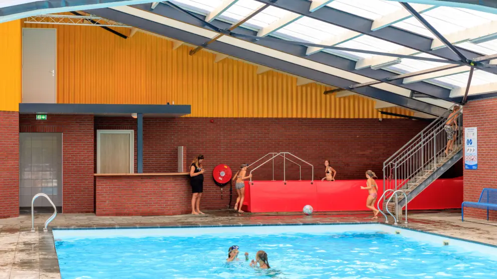 Overdekt zwembad met glijbaan