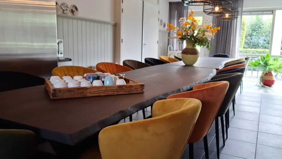 Hoeve montigny groepsaccommodatie eettafel