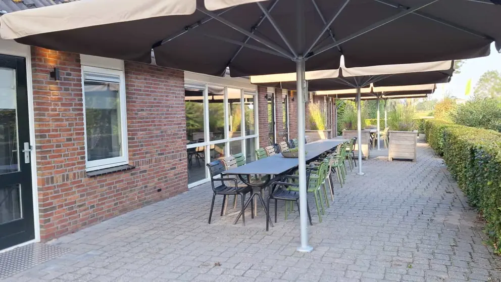 Hoeve montigny groepsaccommodatie terras