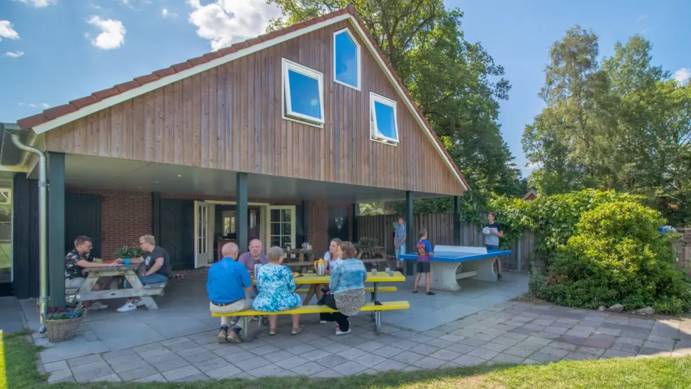 samen op het terras bij ossenkamp vakantiehuis