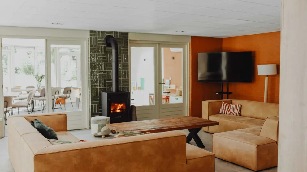 Vakantiehuis Eikenhorst gezellige zithoek met haard